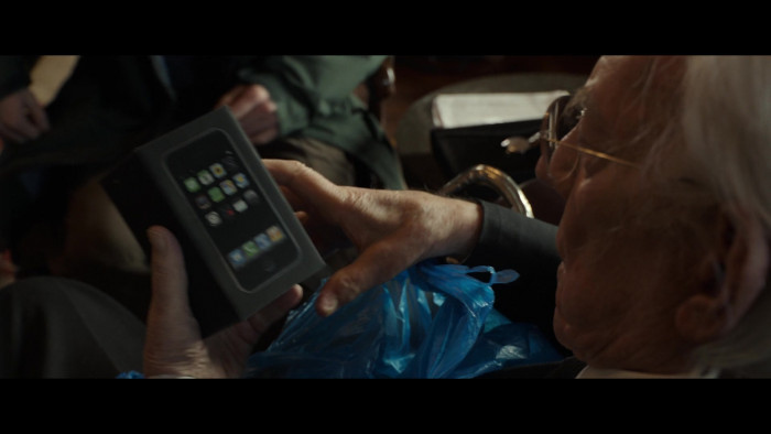 Apple Iphone Smartphone Held By Donald Sutherland As Mr Harrigan In Mr