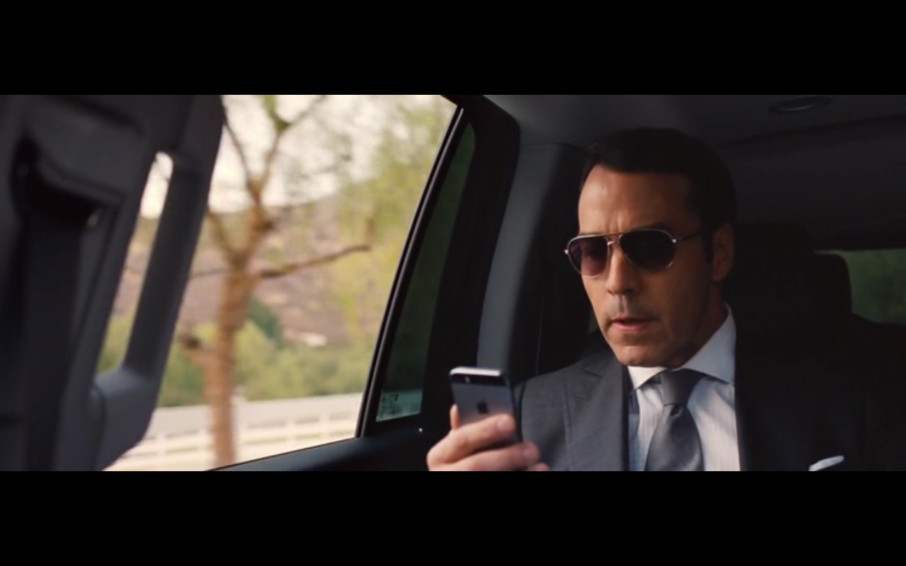 Apple iPhone 5-5S - Entourage 2015 Product Placement (1)