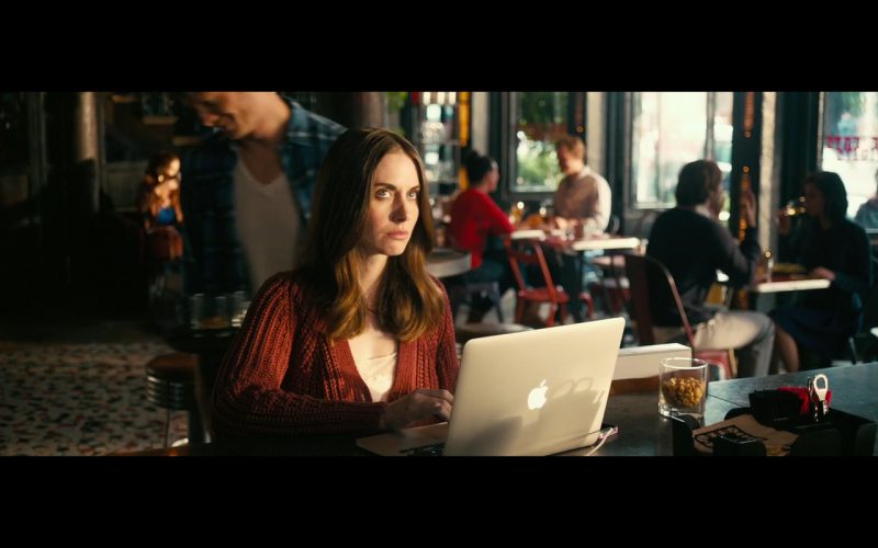 Apple MacBook Pro 15 – How to Be Single 2016 Product Placement (1)
