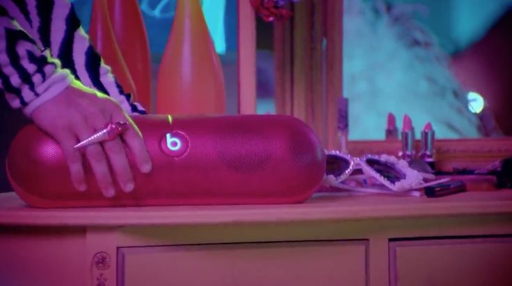 Beats by Dre Pill XL speaker in BANG BANG by Jessie J, Ariana Grande and Nicki Minaj (2014)