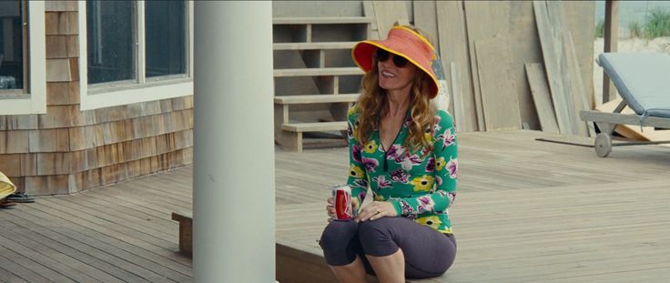 Budweiser beer drunk by Leslie Mann in THE OTHER WOMAN (2014)