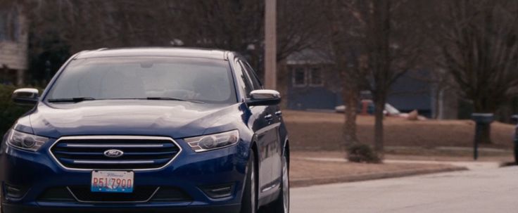 Ford Taurus car in THE ACCOUNTANT (2016)