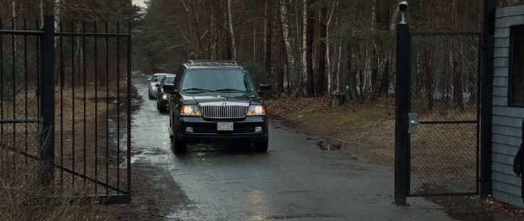 Lincoln Navigator (2005) SUV in THE GHOST WRITER (2010)