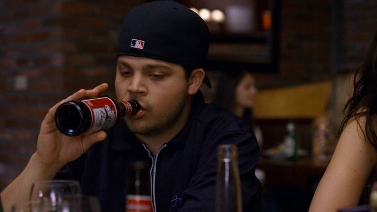 MLB cap and Budweiser beer drunk by Jerry Ferrara in ENTOURAGE: DATE NIGHT (2004)