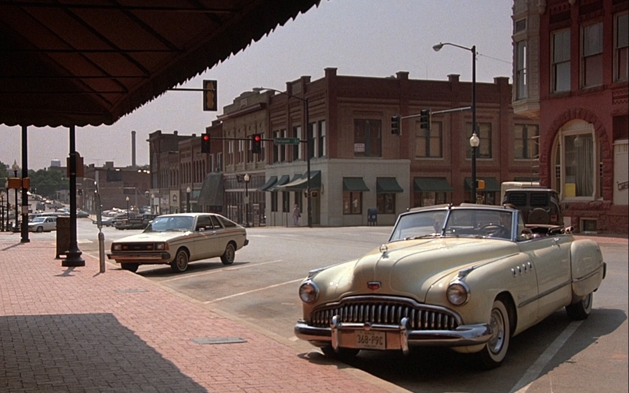 Человек дождя машина. Buick Roadmaster 1949 в фильме человек дождя. Человек дождя Бьюик. Бьюик роудмастер человек дождя. Человек дождя фильм 1988 Buick.