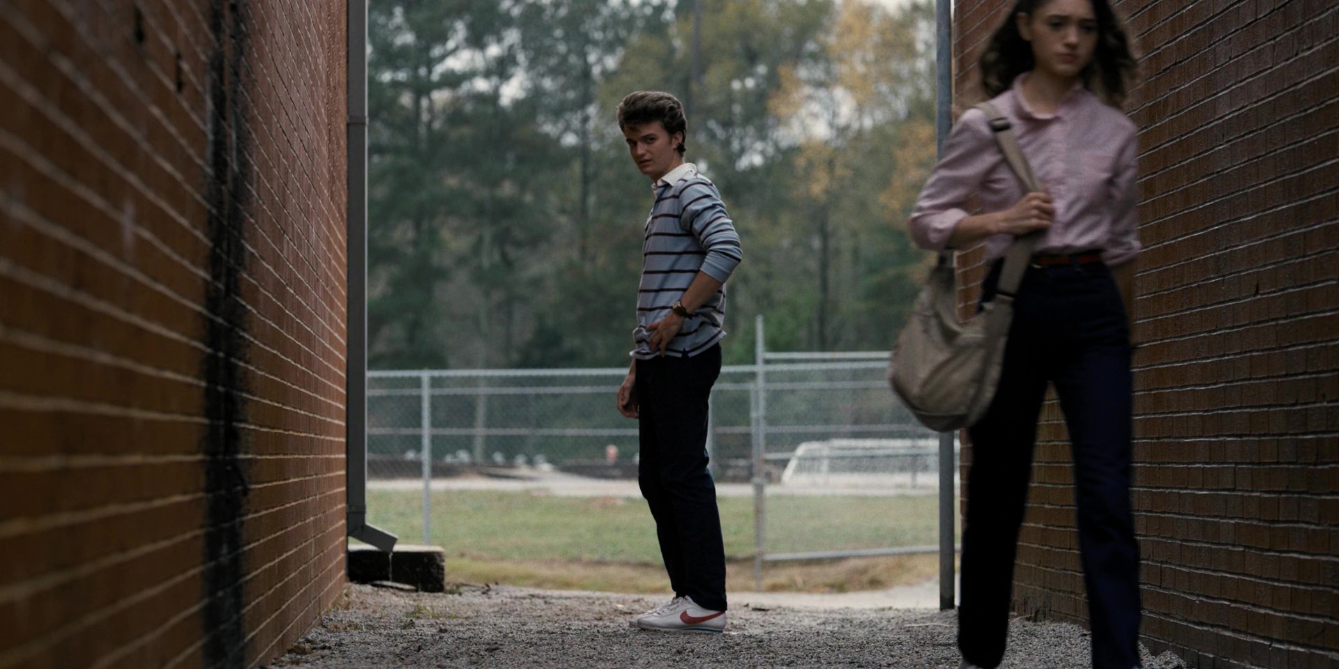 vértice difícil No lo hagas Nike Shoes With Red Logo Worn By Joe Keery (Steve Harrington) In Stranger  Things: The Body (2016)