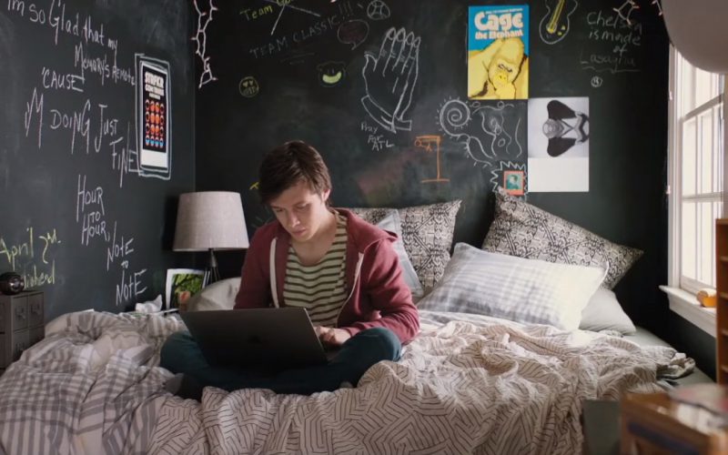 Apple MacBook Pro 15-inch Laptop with Touch Bar Used By Nick Robinson in Love, Simon (2)