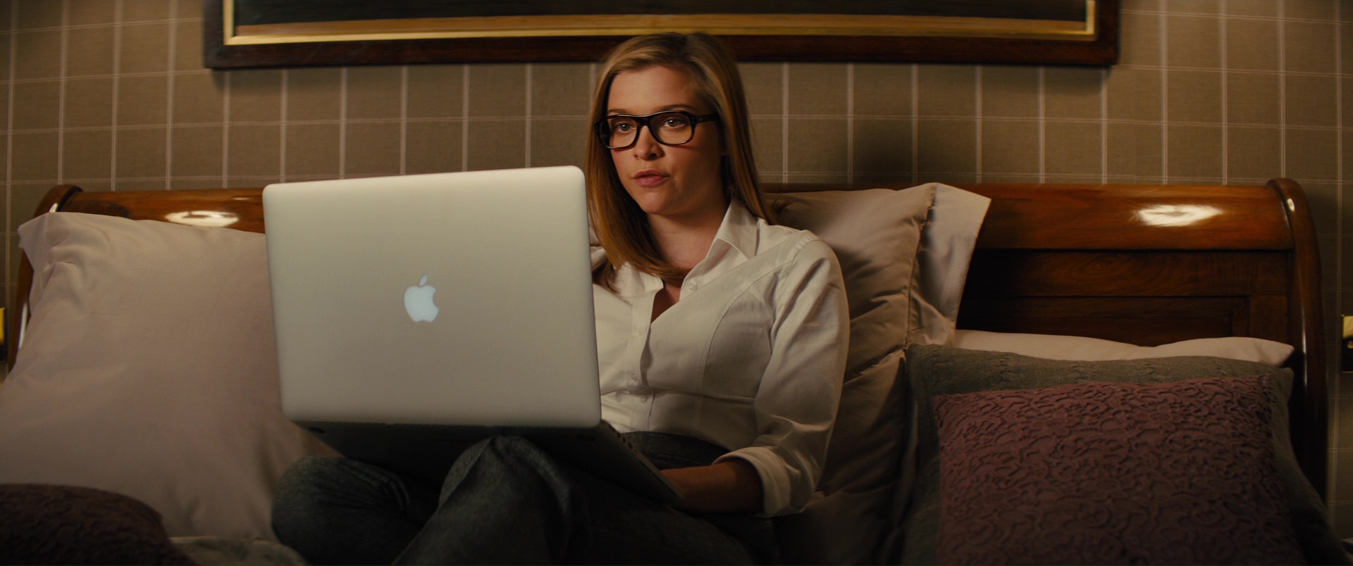 Apple Macbook Pro Notebook Used By Sophie Cookson In Kingsman 2 The Externa...