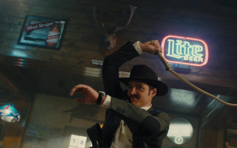 Lite Beer Neon Sign and Pedro Pascal in Kingsman The Golden Circle (3)