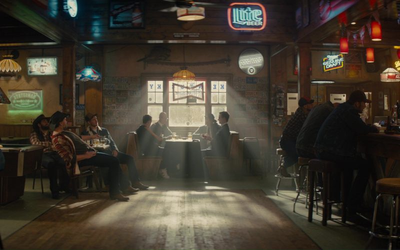 Michelob, Lite Beer, Miller Genuine Draft and Budweiser Select Neon Signs in Kingsman (1)