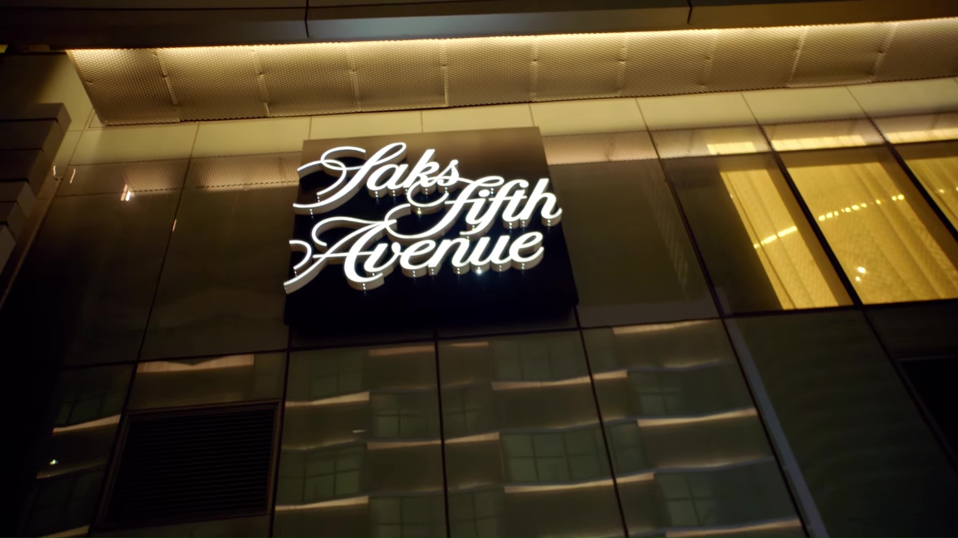 Saks fifth. Product Placement отель Drake Hotel в фильмах. Saks Fifth Avenue rewards. Saks Fifth Avenue logo by Michael Beirut.