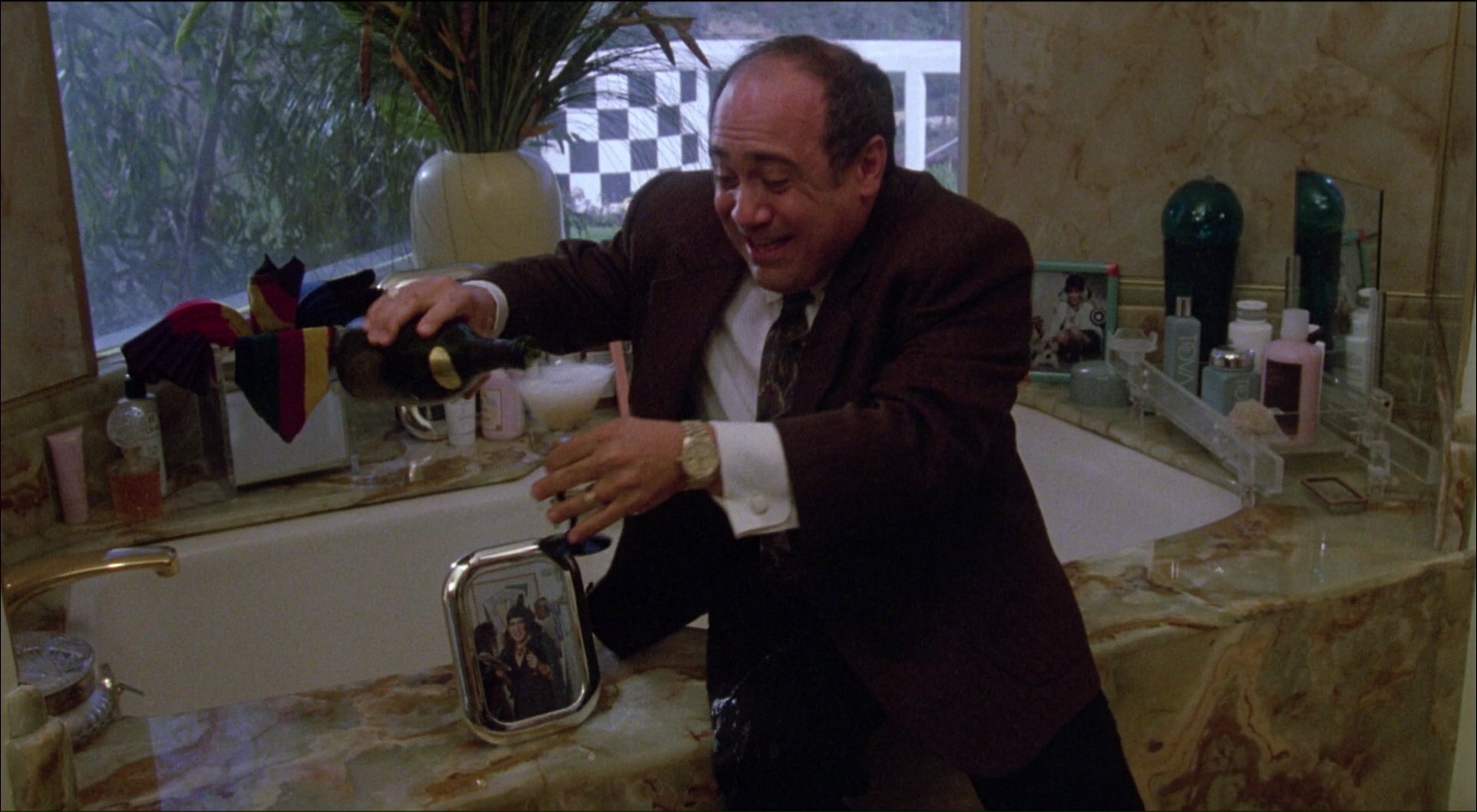 Dom-Pérignon-and-Danny-DeVito-in-Ruthless-People-3.jpg