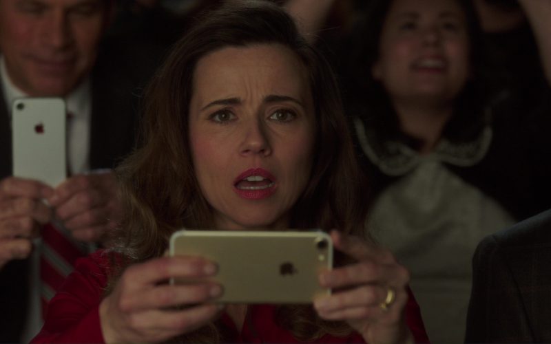 iPhone 7 Used by Linda Cardellini in Daddy’s Home 2 (1)