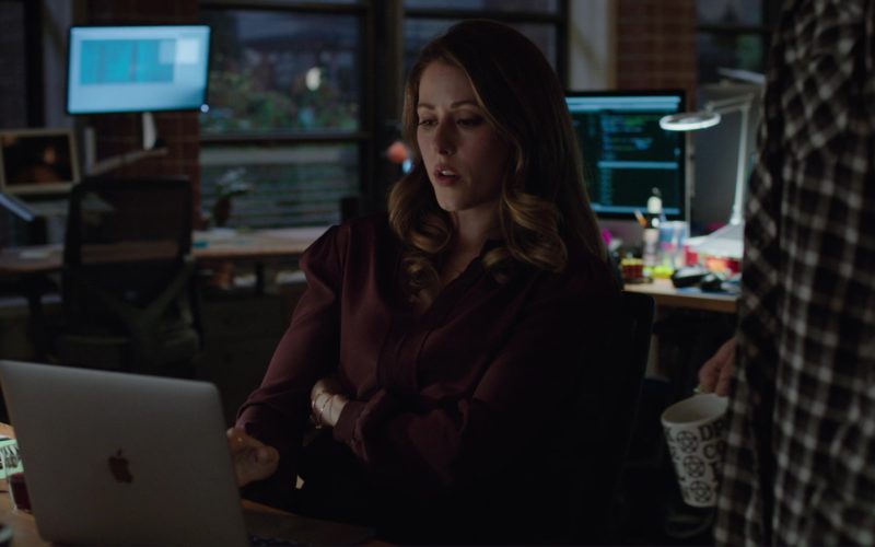 Apple MacBook Laptop Used by Amanda Crew (1)