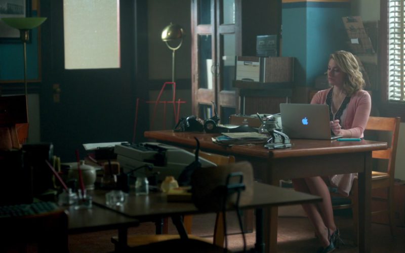 Apple Laptop Used by Mädchen Amick in Riverdale (1)