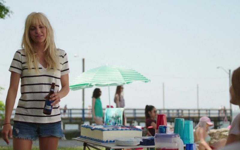 Bud Light Beer Held by Anna Faris in Overboard (2018)
