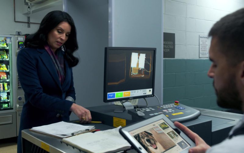 Monitor by DELL in Orange Is the New Black (3)
