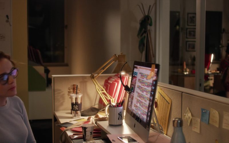 Apple iMac Computer and New York Yankees Coffee Mug Used by Zoey Deutch in Set It Up (3)