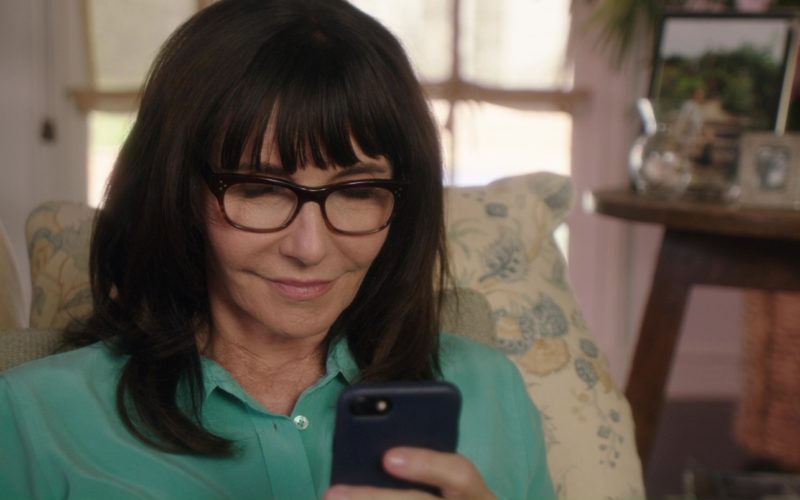 Apple iPhone Smartphone Used by Mary Steenburgen in Book Club (3)