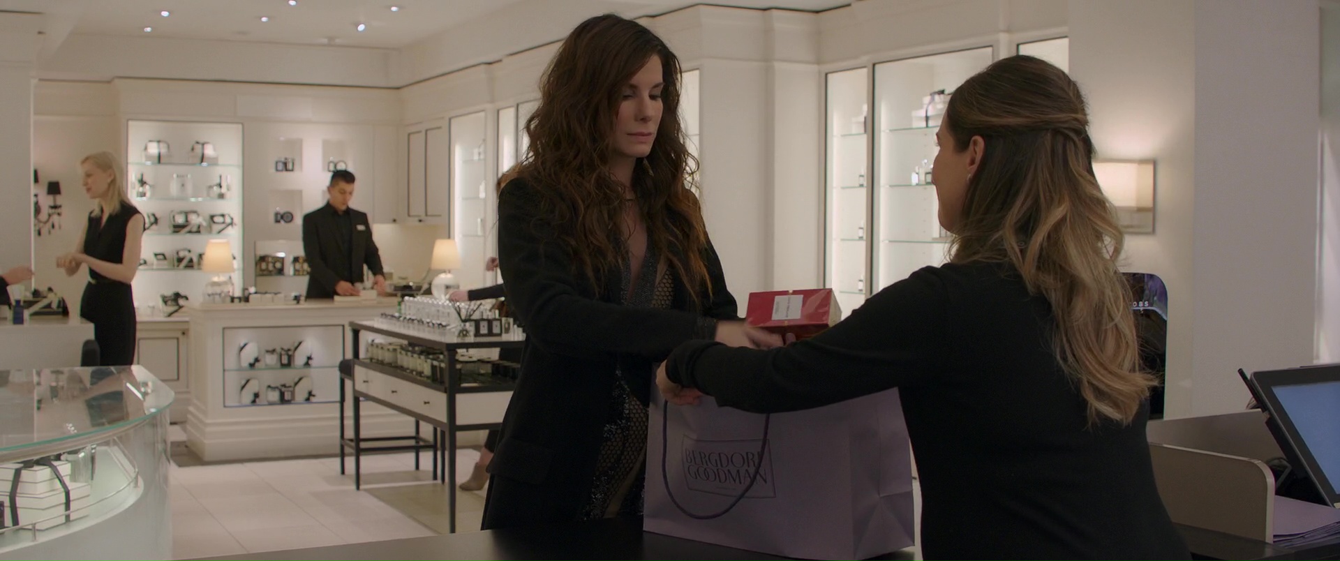 Bergdorf Goodman Paper Bag Held By Sandra Bullock In Ocean's 8 (2018)