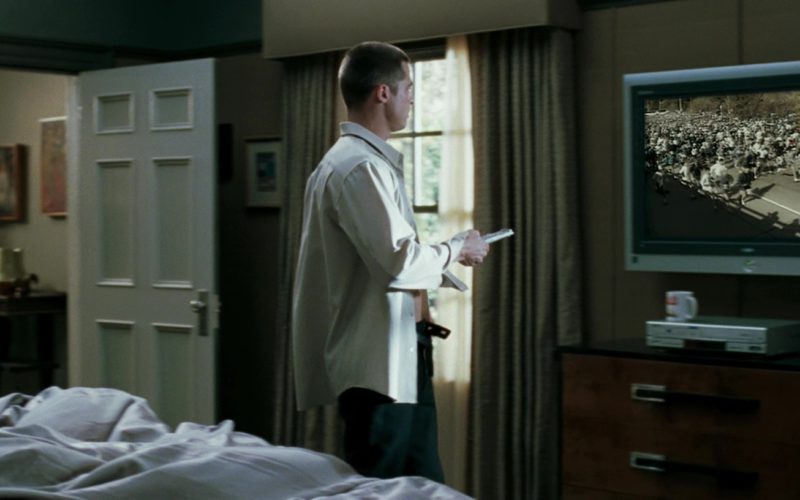 Samsung TV and FOX 5 Channel Watched by Brad Pitt in Mr. & Mrs. Smith (1)