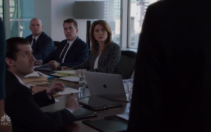 Apple MacBook Laptop in Law & Order SVU, Season 20, Episode 7, Caretaker (1)