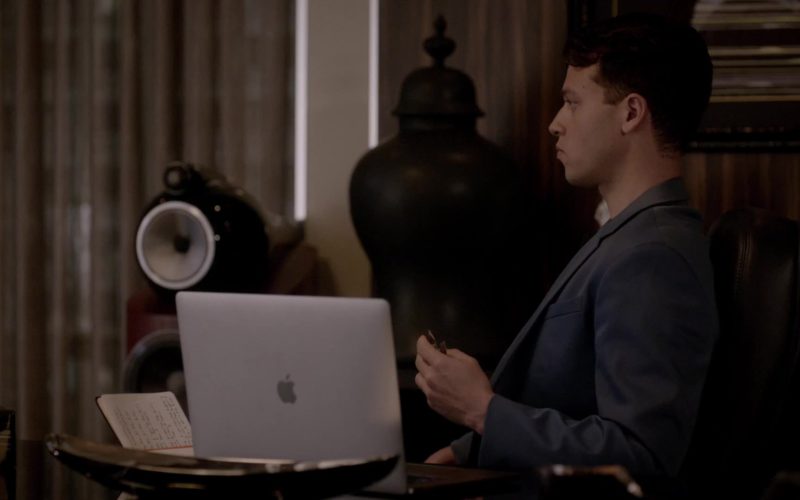 Apple MacBook Pro Laptop in Empire Season 5 Episode 6 (1)