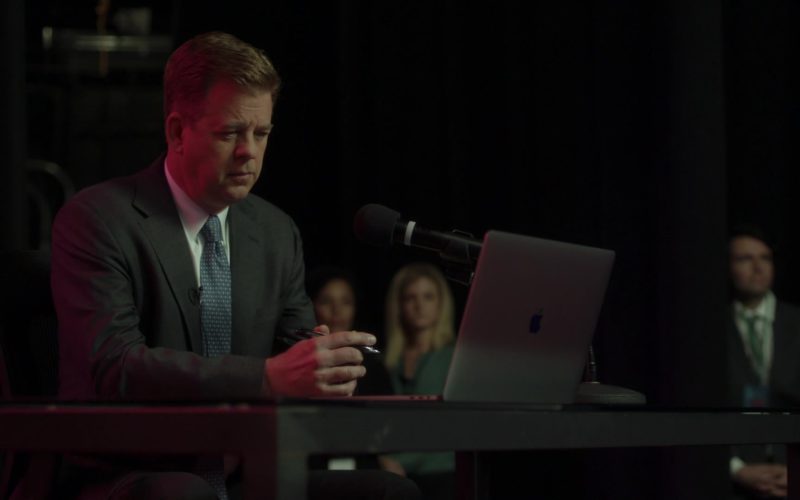 Apple MacBook Pro Laptop in Ray Donovan Season 6, Episode 3 (1)