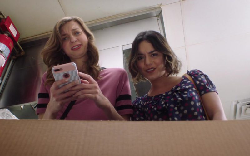 Apple iPhone Smartphone Used by Lauren Lapkus in Dog Days (1)