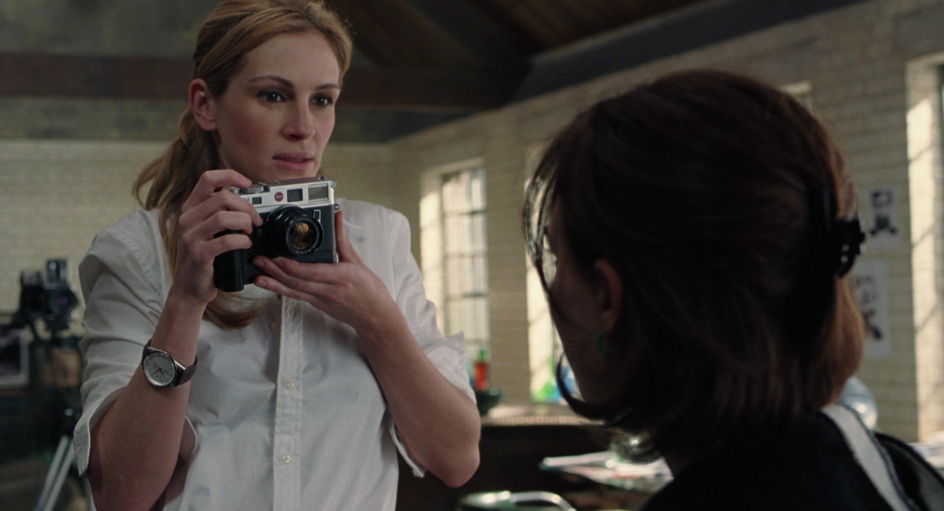 Leica M6 Camera Used by Julia Roberts in Closer (2004) Movie1920 x 1040