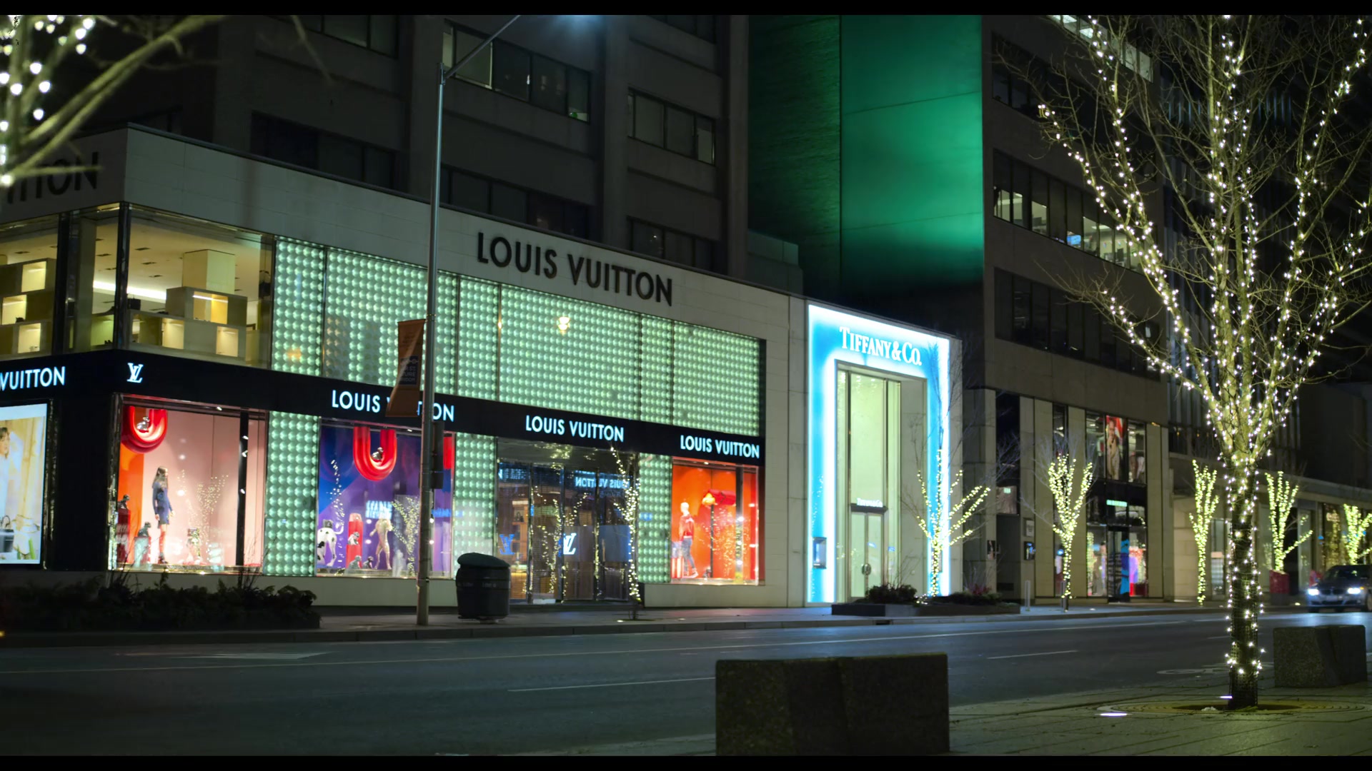 Louis Vuitton and Tiffany & Co. Stores in The Christmas Chronicles (2018)