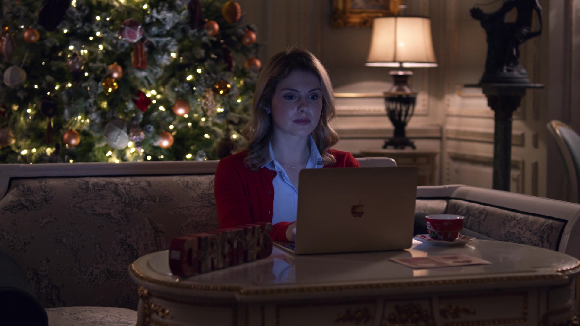 Apple MacBook Laptop Used by Rose McIver in A Christmas Prince: The Royal Wedding (2018)