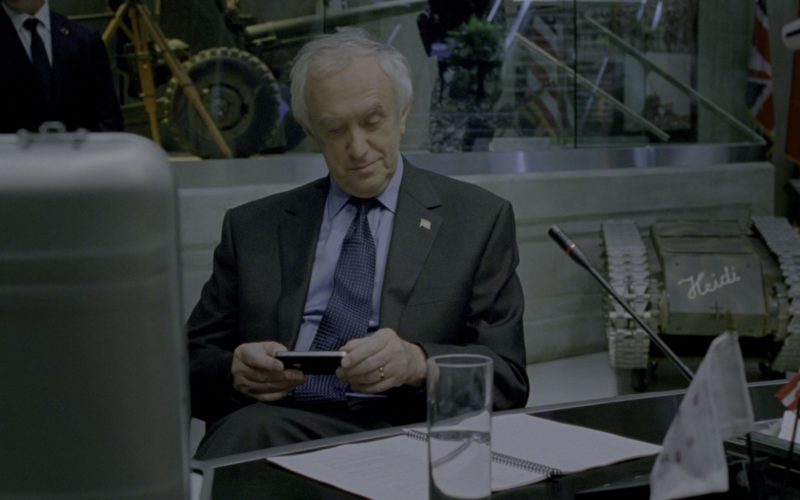 Apple iPhone Smartphone Used by Jonathan Pryce in G.I. Joe Retaliation (1)