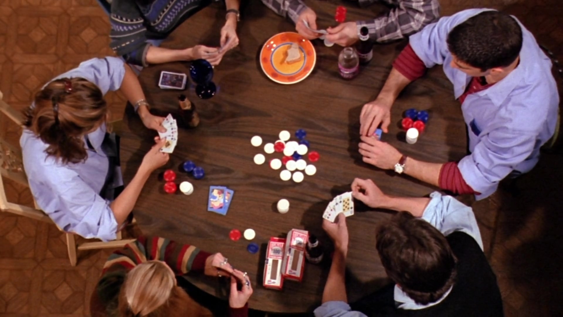 Друзьям играют играют в бутылочку. Покер с друзьями. Друзья играют. Покер фото.