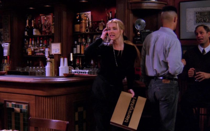 Bloomingdale's Store Box Held by Lisa Kudrow in Friends Season 1 Episode 17 (1)