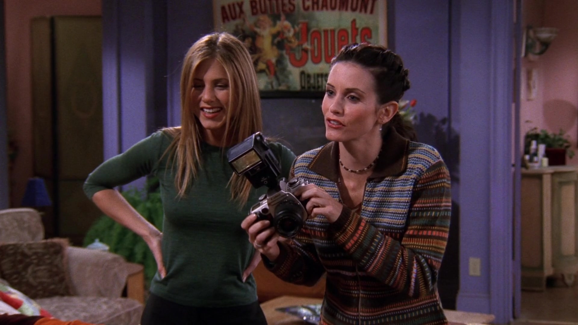 Canon Camera Used By Courteney Cox (Monica Geller) In Friends Season 5 Episode 11 "The One With All The Resolutions" (1999)