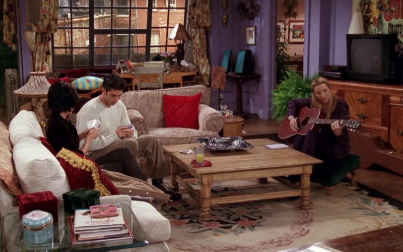 Gibson Acoustic Guitar Held by Lisa Kudrow (Phoebe Buffay) in Friends Season 4 Episode 7 (1)