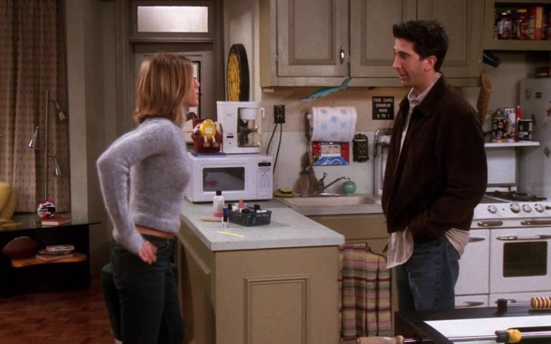 M&M's Yellow Candy Toy in Friends Season 7 Episode 16 (1)