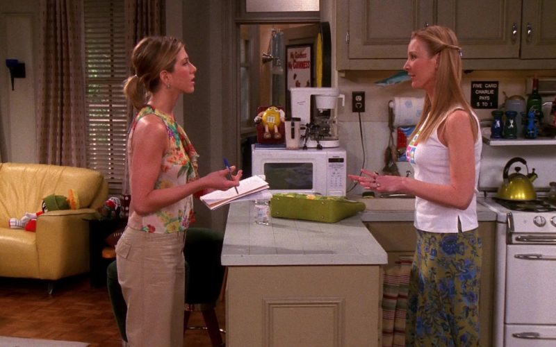 M&M's Yellow Candy Toy in Friends Season 7 Episode 19 (1)
