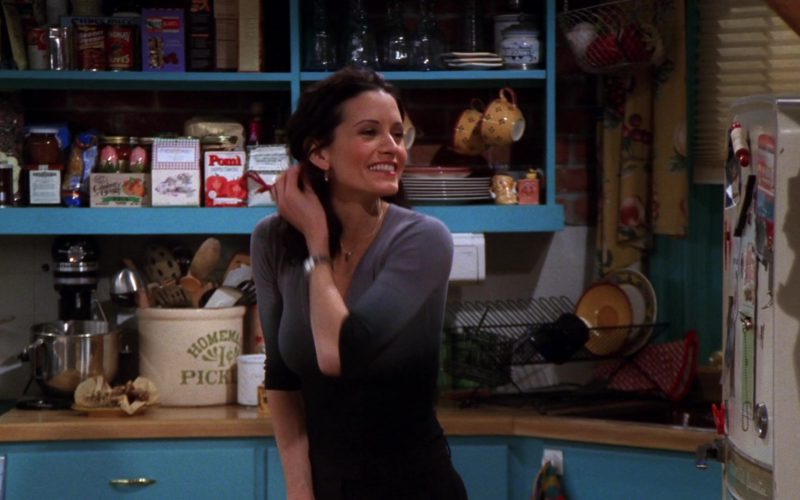 Pomi Tomatoes in Friends Season 5 Episode 17 "The One with Rachel's Inadvertent Kiss" (1999)