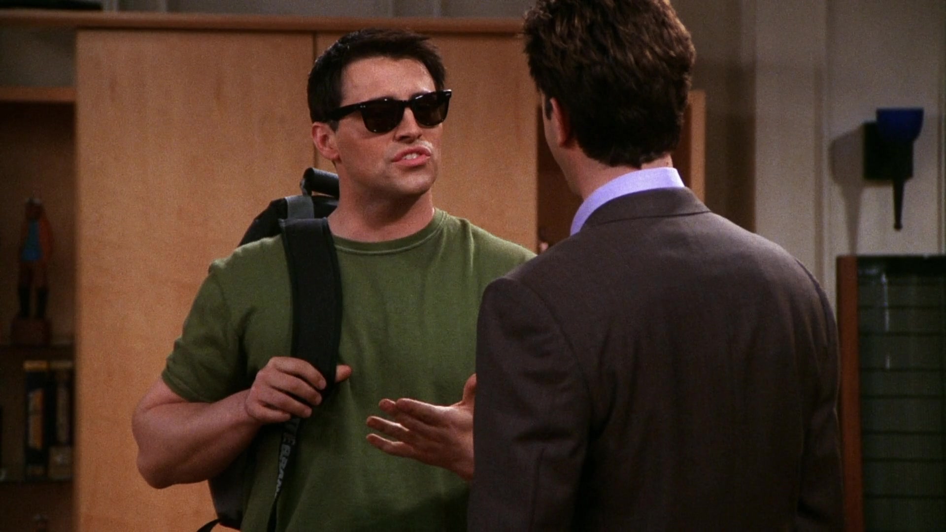 Ray-Ban Wayfarer Sunglasses worn by Joey Tribbiani (Matt LeBlanc) in Friends  (S07E23) | Spotern