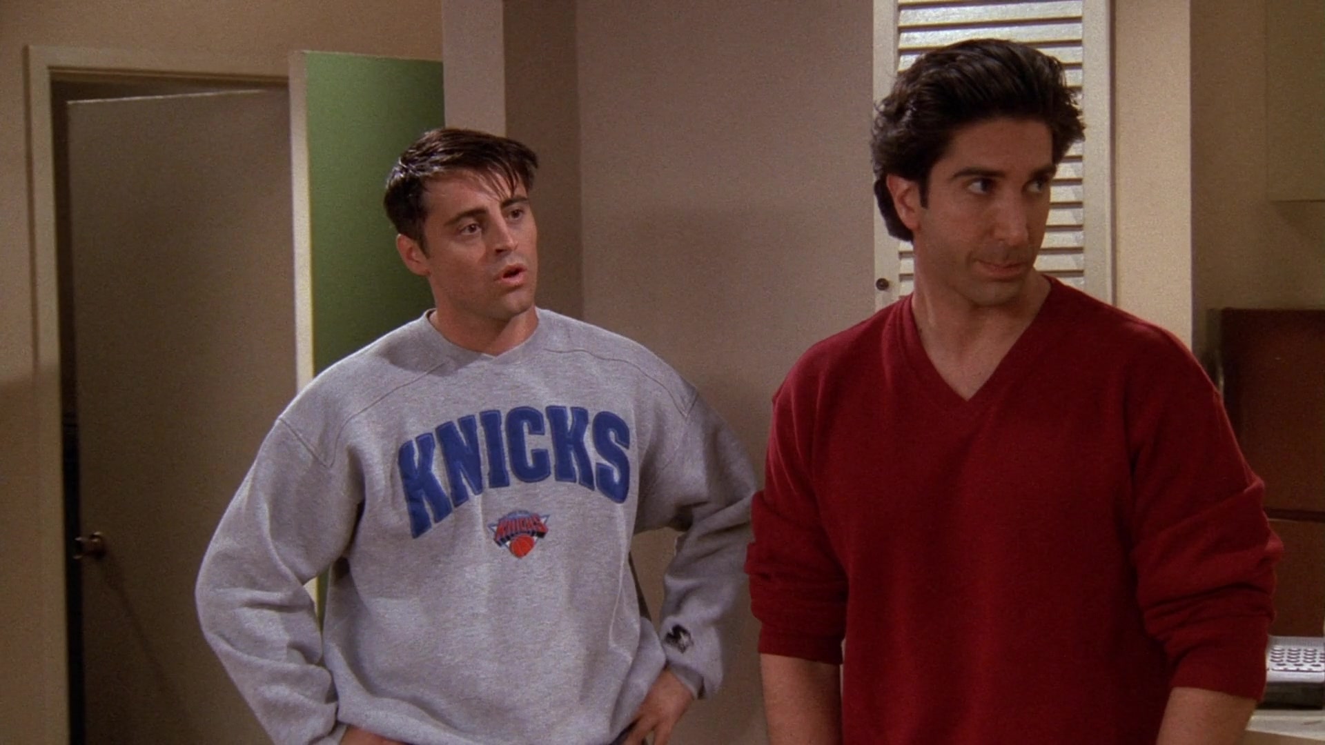 The pull of the New York Knicks blue and orange, Joey Tribbiani (Matt  LeBlanc) in Friends (S04E12)
