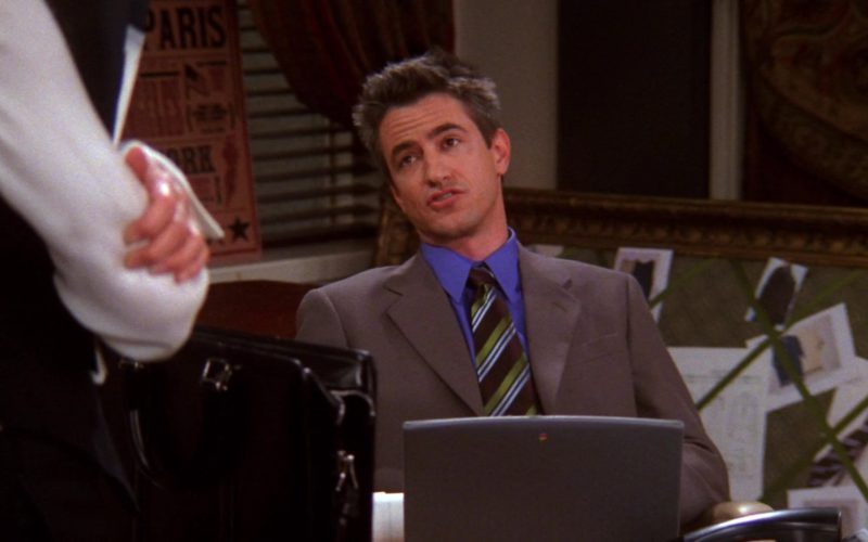 Apple Laptop Used by Dermot Mulroney (Gavin Mitchell) in Friends Season 9 Episode 12 (3)