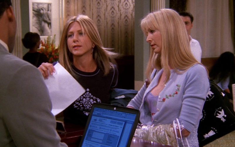 Apple PowerBook Black Notebook in Friends Season 8 Episode 2 (1)