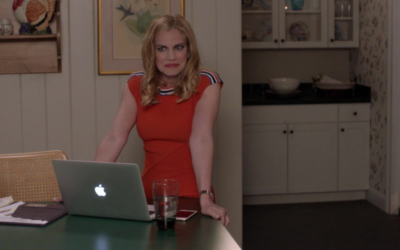 Apple MacBook Laptop Used by Anna Chlumsky in Veep (3)