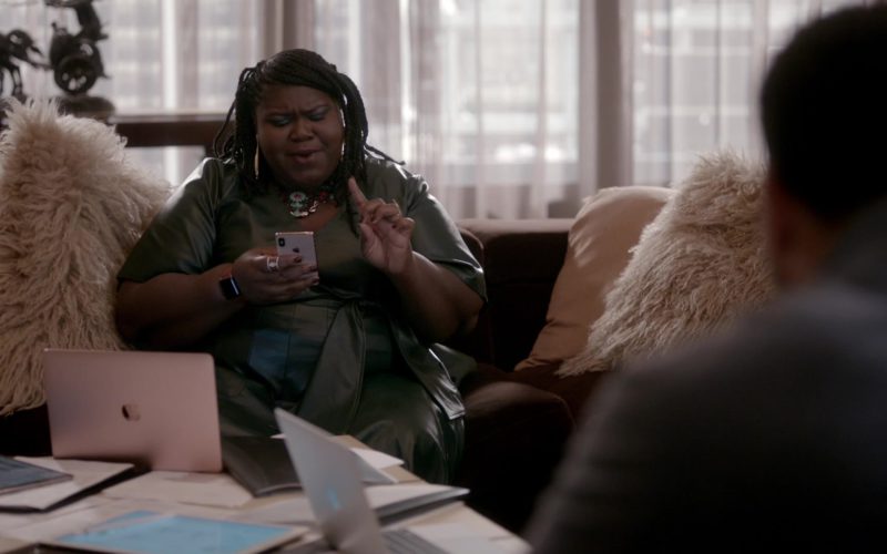 Apple Macbook Laptop and iPhone Smartphone Used by Gabourey Sidibe in Empire (1)
