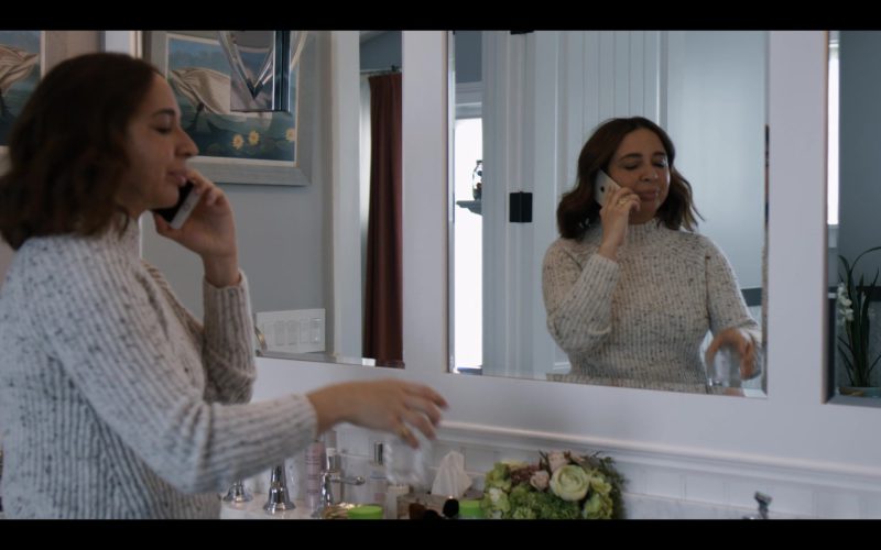 Apple iPhone Smartphone Used by Maya Rudolph in Wine Country (1)