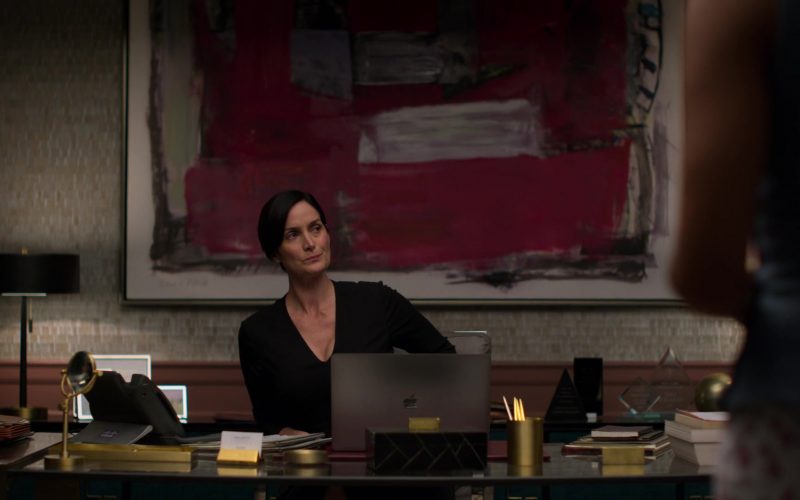 Apple MacBook Laptop Used by Carrie-Anne Moss in Jessica Jones – Season 3, Episode 8 (1)