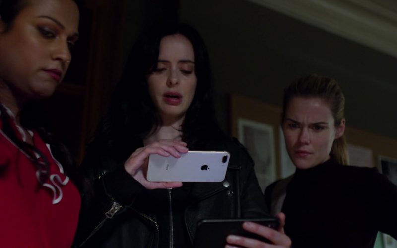 Apple iPhone Smartphone Held by Krysten Ritter in Jessica Jones – Season 3, Episode 8 (4)