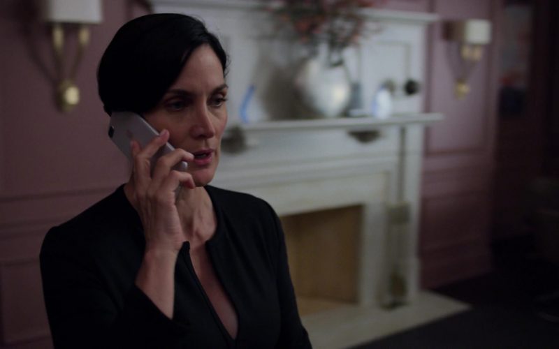 Apple iPhone Smartphone Used by Carrie-Anne Moss in Jessica Jones (1)